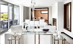 Açık tonlarda oturma odası dekorasyonu