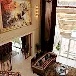 Villa oturma odası dekorasyonunda tablo kullanımı