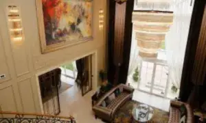 Villa oturma odası dekorasyonunda tablo kullanımı