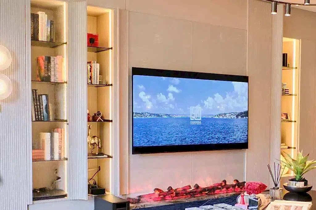 Minimal çerçeveli televizyon ve gömme dolap ile gizli led aydınlatma sistemi